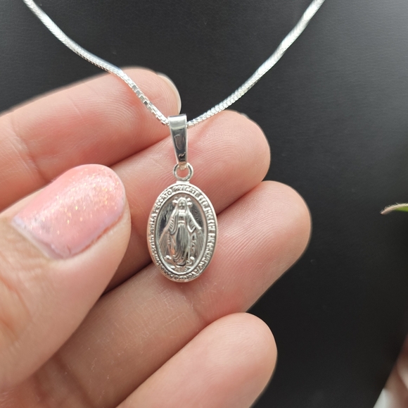 ❤️ DAINTY MIRACULOUS MEDAL NECKLACE - Picture 4 of 5